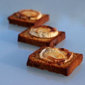 image de la recette Toasts de fromage  de chèvre sur pain d'épice